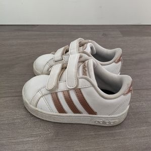 Adidas Toddler Sneaker in Rose Gold Size 6